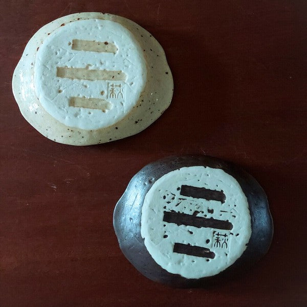 Bottom view of Repos snack plates in 2 colors