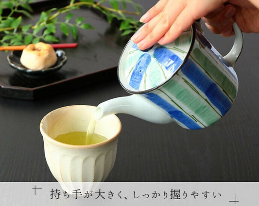 Arita-yaki teapot pouring tea into a cup, showcasing clean flow from wide spout