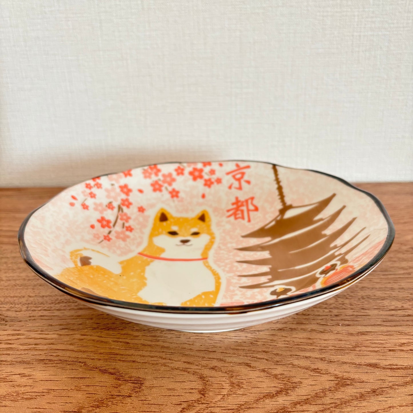 21cm deep ceramic plate decorated with Shiba Inu and Kyoto-themed design
