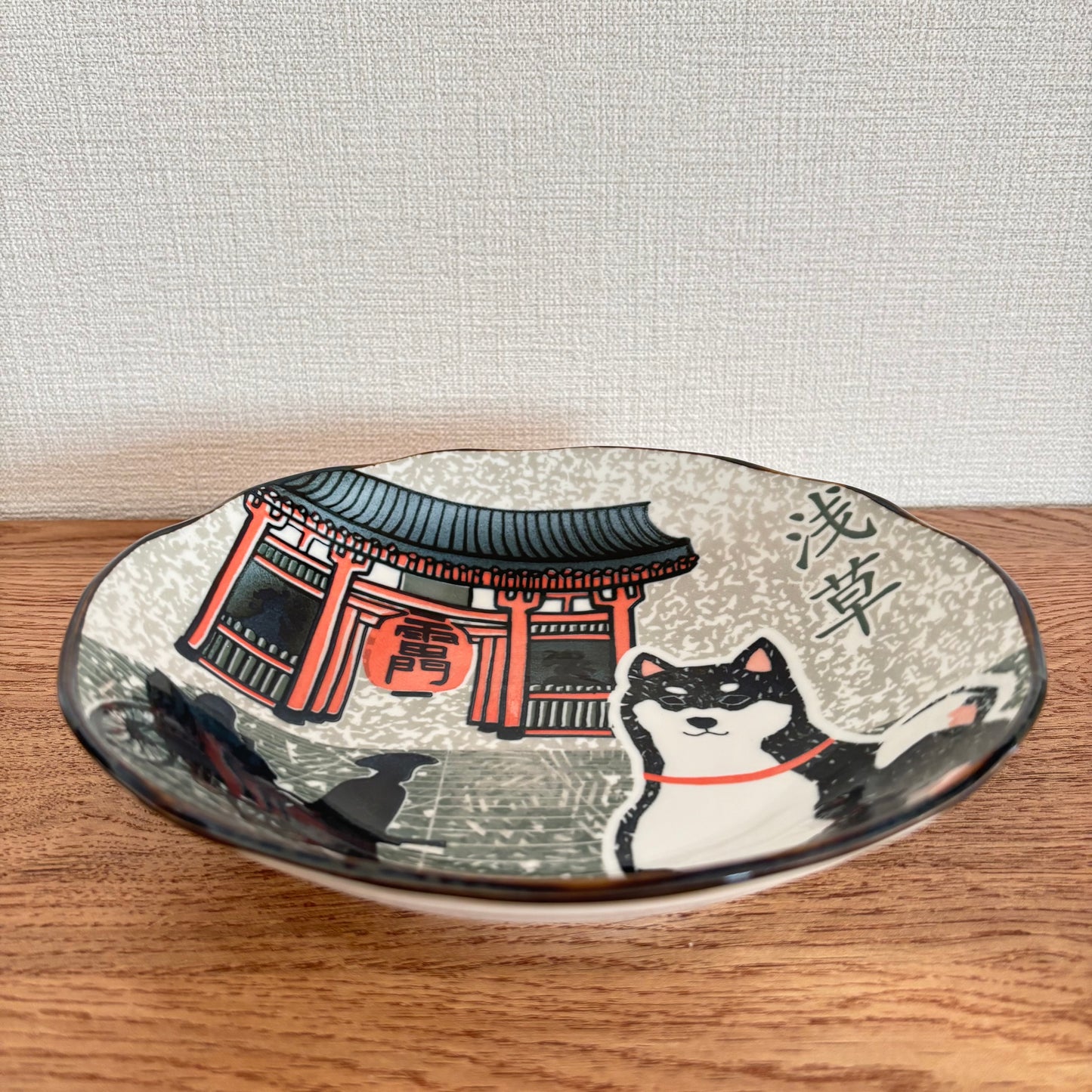 Mino ware 21cm deep plate featuring Shiba Inu and Kaminarimon illustration, angled side view