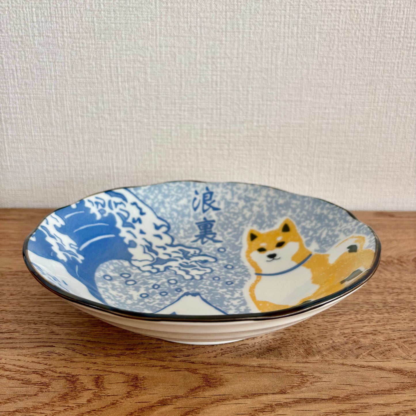 Mino ware 21cm deep plate featuring Shiba Inu and Great Wave & Fuji illustration, angled side view