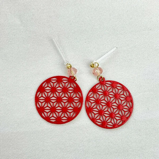 Red hemp leaf pattern earrings with geometric asanoha design