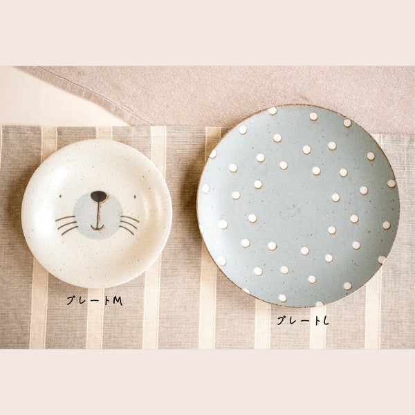 Mogu Mogu seal plate featuring playful animal illustration in soft tones