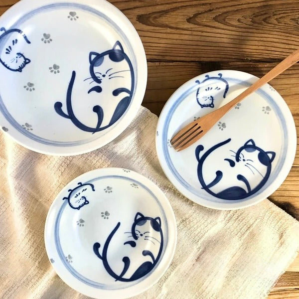 Differetn sizes of rolled Cat ceramic plate featuring a relaxed cat in indigo hues, made in Japan