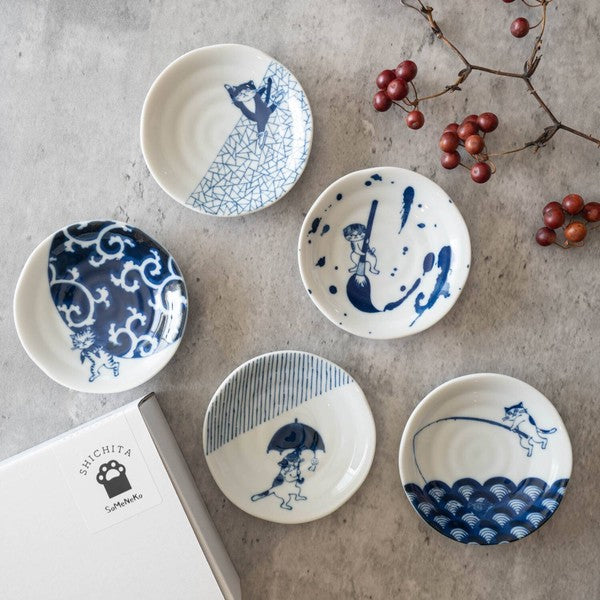 Set of five Japanese porcelain Some-neko small plates with cat designs and traditional blue patterns in gift box