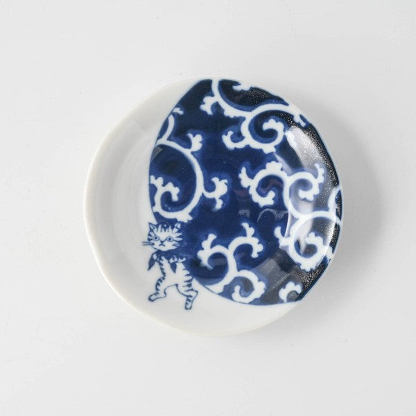 Japanese porcelain Some-neko small plate featuring playful cat illustration in blue glaze
