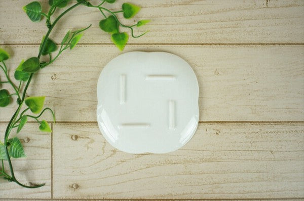 Bottom view of white Musubi plate