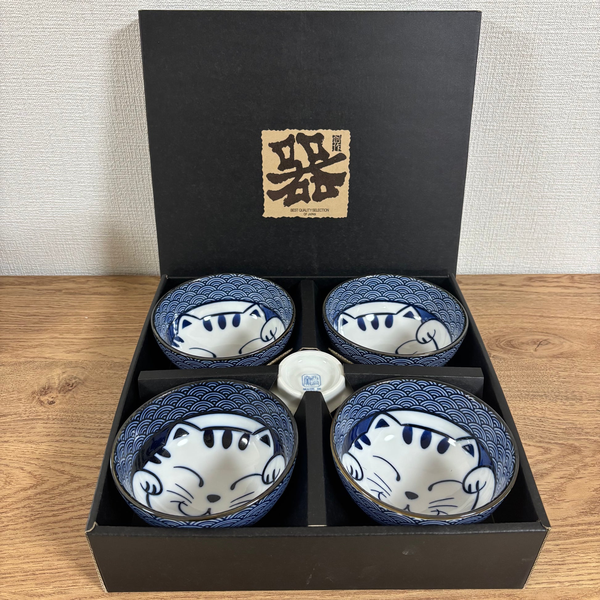 Set of 5 cat and wave patterned rice bowls in elegant gift box
