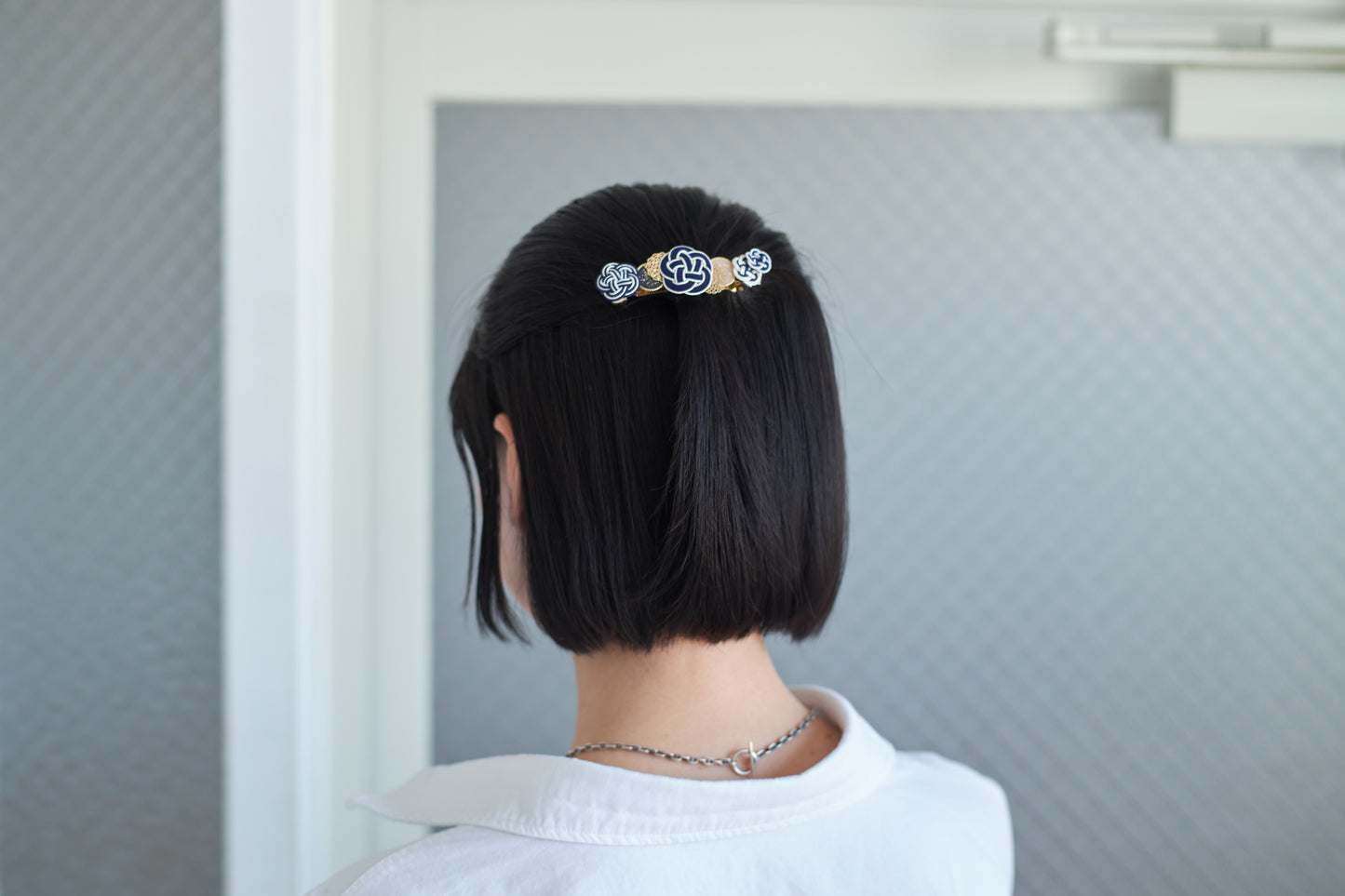 A model wearing the blue Japanese-style barrette with traditional mizuhiki knot in plum blossom design